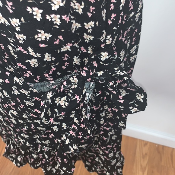 Plus Black Ditsy Floral Ruffled Wrap Dress - Picture 4 of 8